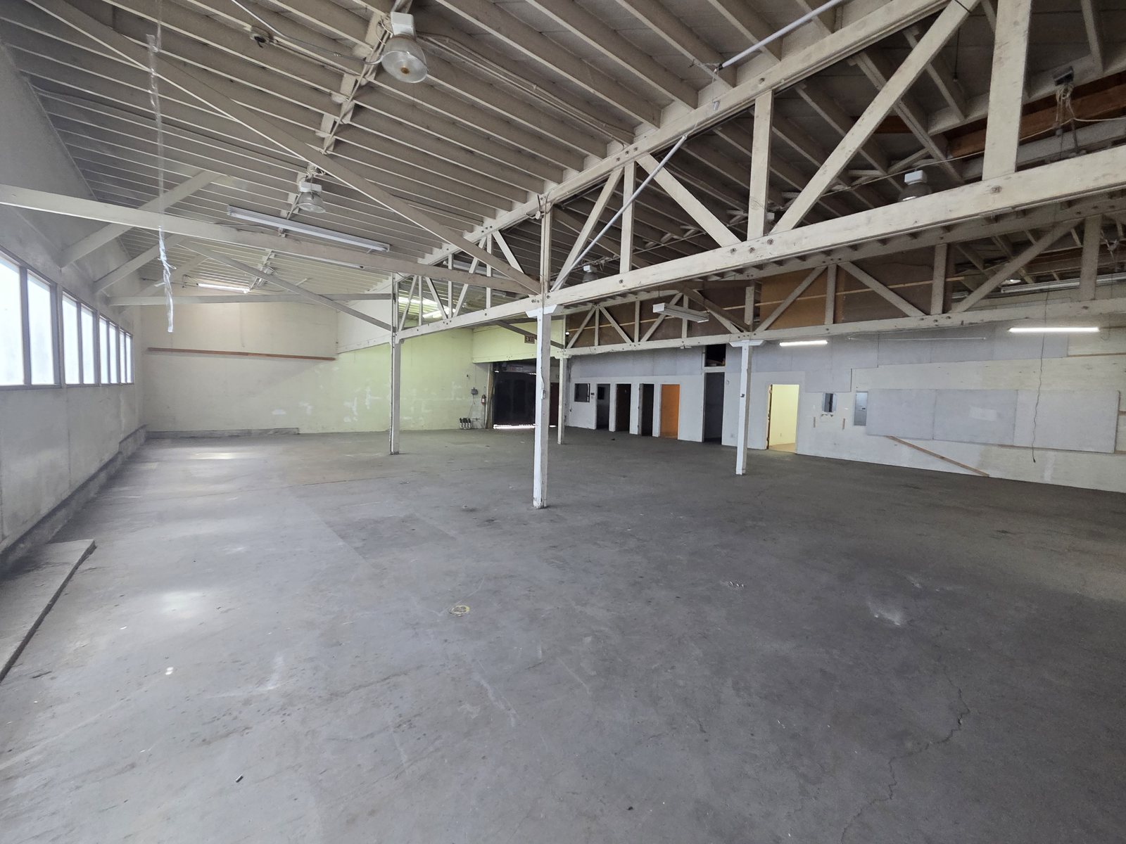 Bell / HP Warehouse & Retail — selected property photo