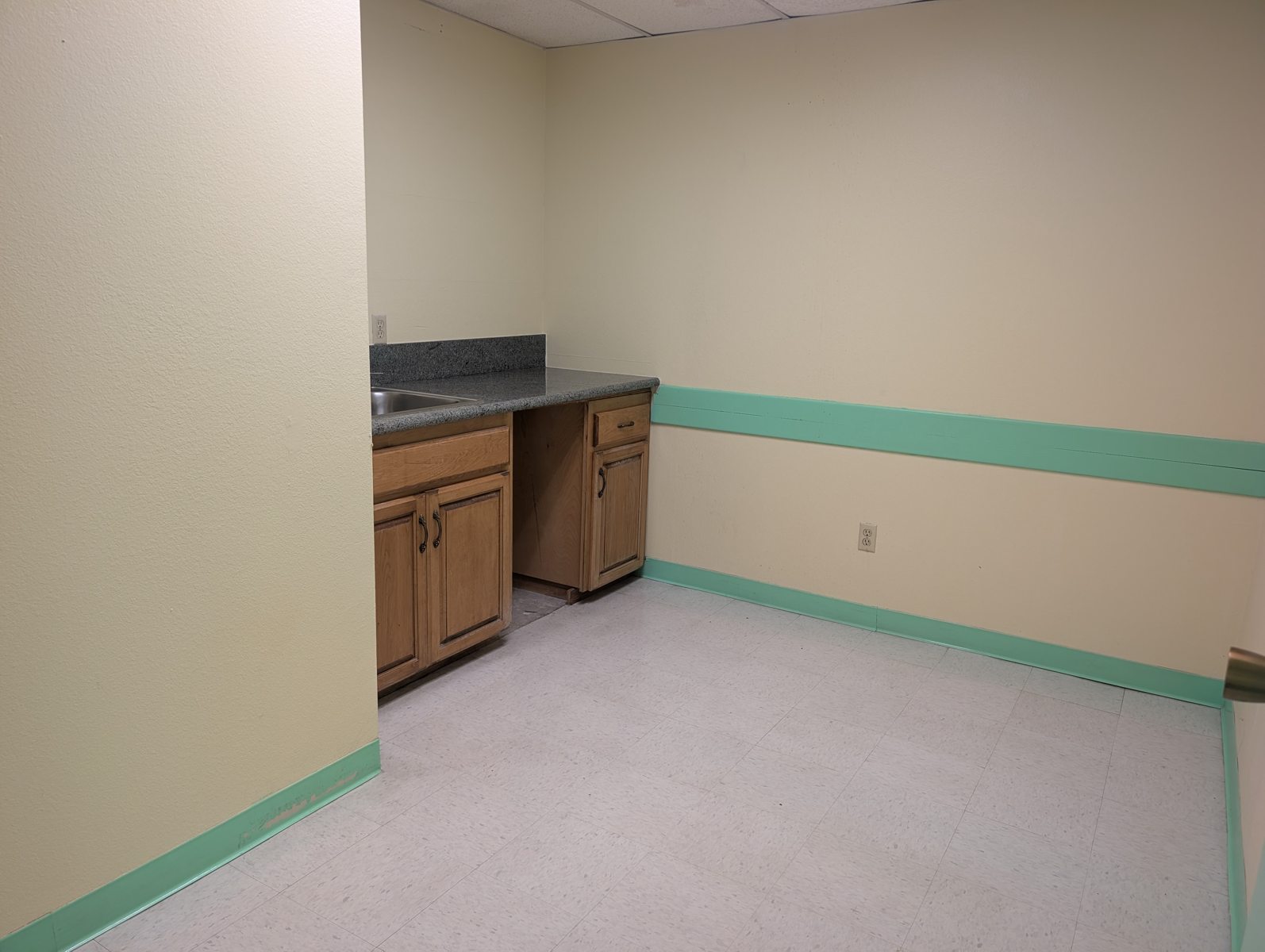 Unit 106 office / medical space in Gardena